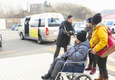 写真：スーパーアークス室蘭中央店の屋上駐車場で買い物客に循環ワゴン運行をアピール