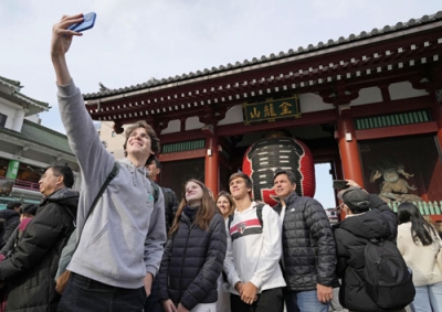 写真：外国人観光客でにぎわう浅草寺の雷門＝１５日午後、東京都台東区