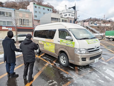 写真：運行を開始した無料循環ワゴン