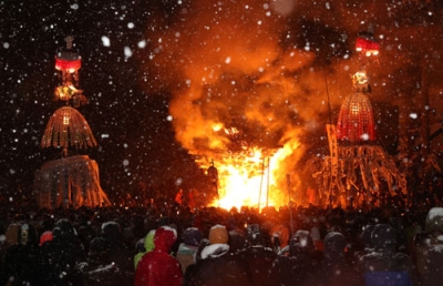 写真：社殿に火が放たれて燃え上がり、クライマックスを迎えた道祖神祭り＝１５日夜、長野県野沢温泉村