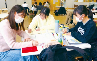 写真：入試に向け仲間と勉強する学生ら＝室蘭市中島町