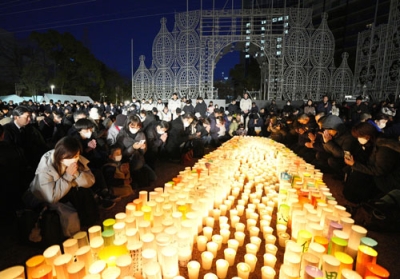 写真：阪神大震災の犠牲者を追悼し、黙とうする人たち＝１６日午後５時４６分、神戸市中央区の東遊園地