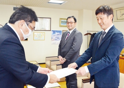 写真：小笠原市長に要望書を提出する飯尾会長（右）と勝間さん（中央）