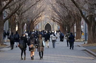 写真：大学入学共通テストの会場に向かう受験生ら＝１８日午前、東京都文京区の東大