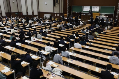 写真：大学入学共通テストに臨む受験生＝１８日午前、東京都文京区の東大