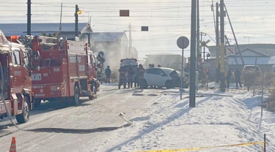 写真：普通列車と衝突した乗用車＝２０日午前９時１５分ごろ、登別市幌別町５