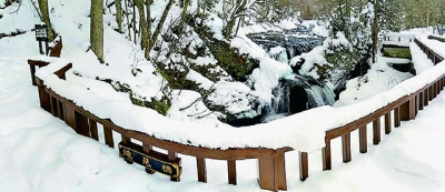 写真：雪深い中、神秘的な世界を広げる三階滝＝２０日午前