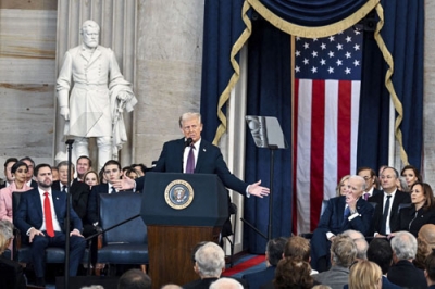 写真：２０日、米連邦議会議事堂で開かれた就任式で演説するトランプ新大統領（中央）＝ワシントン（ロイター＝共同）