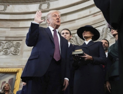 写真：２０日、米連邦議会議事堂で開かれた就任式で宣誓するトランプ新大統領（左）＝ワシントン（ロイター＝共同）