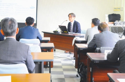 写真：佐藤センター長が講話した室蘭市議会議員会研修会