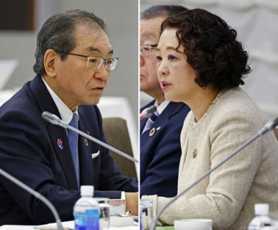 写真：会談する経団連の十倉雅和会長（左）と連合の芳野友子会長＝２２日午前、東京都千代田区