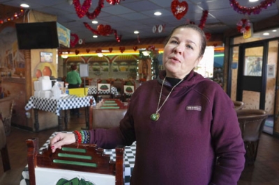 写真：空席だらけの飲食店内で話すラウラ・グティエレスラモスさん＝２１日、米シカゴのリトルビレッジ地区（共同）