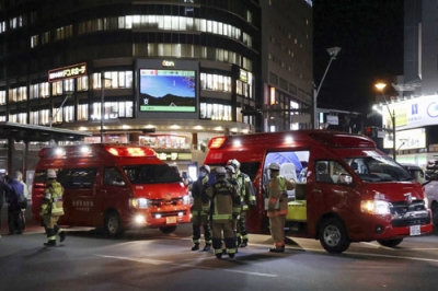 写真：複数人が刺される事件があった長野市のＪＲ長野駅前に集まった消防車＝２２日午後９時１３分