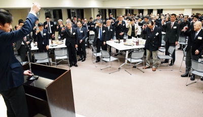 写真：地域の発展を祈り乾杯する出席者たち