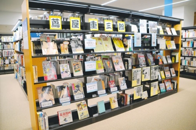 写真：室蘭市図書館に設けられた「蔦屋重三郎コーナー」