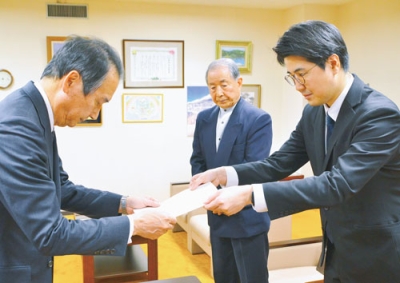 写真：伊藤副市長（左）へ答申書を手渡す佐渡会長（右）と平副会長