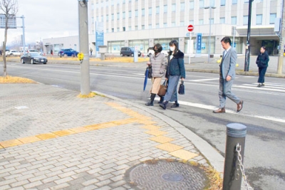 写真：すっかり雪がなくなった室蘭市内。薄手の防寒着で歩く人も見られた＝２４日午後０時２０分ごろ