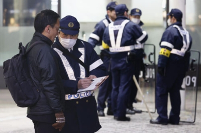 写真：ＪＲ長野駅前で聞き込みをする警察官＝２４日午後、長野市