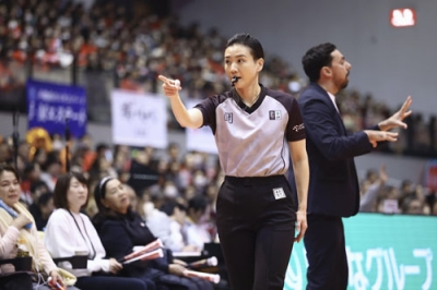 写真：広島―長崎戦でＢ１史上初の女性主審を務める北沢あや子さん＝広島サンプラザホール（©Ｂ．ＬＥＡＧＵＥ提供）