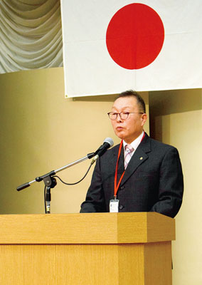 写真：新年交礼会であいさつする阿部会長