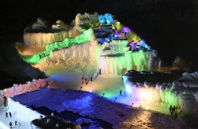 写真：氷像がライトアップされた「層雲峡温泉氷瀑まつり」の会場＝２５日夜、上川町