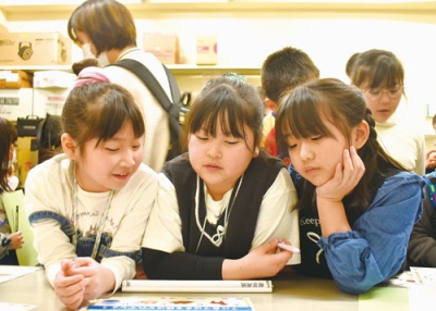 写真：３人一組で謎解きに挑む子どもたち