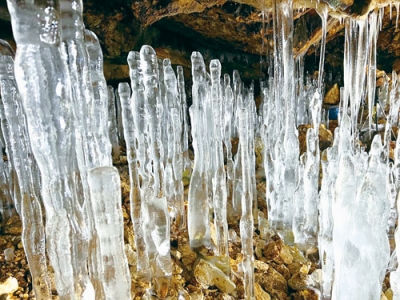 写真：大滝で見ることができる氷筍（提供写真）