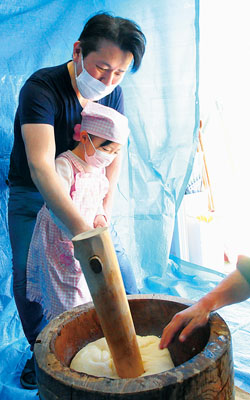 写真：かけ声とともに餅をつく子どもたち