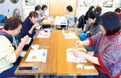 写真：学校給食を試食する保護者たち