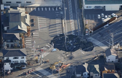 写真：埼玉県八潮市の道路陥没現場＝３０日午前７時５３分（共同通信社ヘリから）