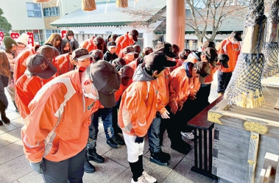 写真：中嶋神社で今シーズンの活躍を祈願した