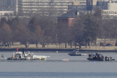 写真：３０日、米ワシントン近郊で、小型旅客機と陸軍ヘリコプターが墜落したポトマック川で捜索に当たる船舶（ＡＰ＝共同）