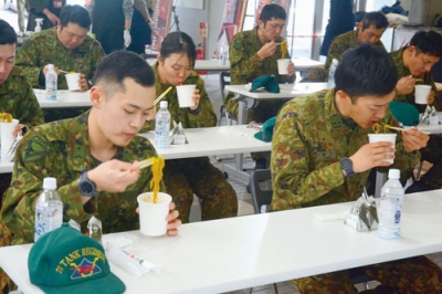 写真：カレーラーメンを味わう隊員