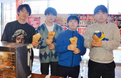 写真：えんまのしゃくを販売した４人の学生