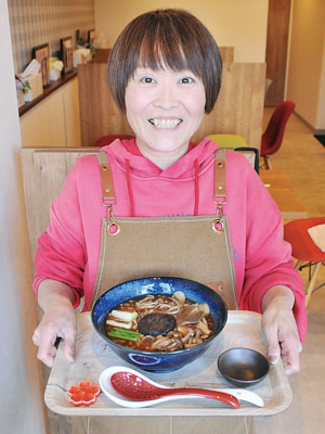 写真：納豆のうまみと優しいだしが効く「あんかけきのこ納豆そば」