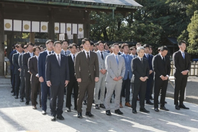 写真：宮崎神宮で参拝する阿部監督（前列左から３人目）ら巨人ナイン＝３１日、宮崎市