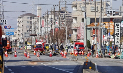 写真：埼玉県八潮市の県道が陥没しトラックが転落した事故現場＝１日午前１０時２４分