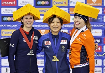 写真：女子１０００メートルで優勝し表彰式で笑顔の高木美帆（中央）。五輪実施の個人種目でＷ杯通算３５勝目に達し日本勢単独最多とした＝ミルウォーキー（共同）