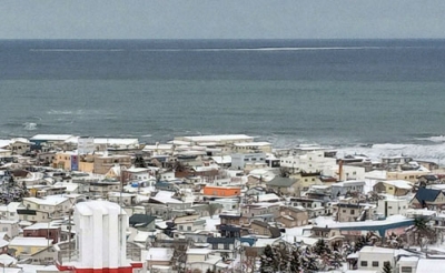 写真：紋別沖で確認された流氷（奥の横に伸びる筋）＝１日午後（同市提供）