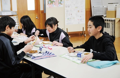 写真：ゴロゴロ入った噴火湾ホタテ入りのカレーを味わう子どもたち＝１月２８日、伊達市大滝徳舜瞥学校