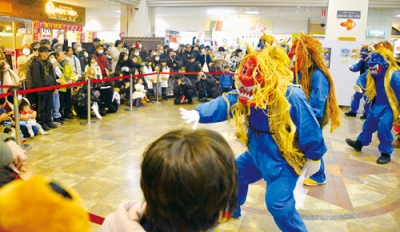 写真：湯鬼神演舞を楽しむ来場者たち