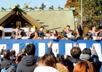 写真：大勢の参拝客らでにぎわった中嶋神社の節分祭