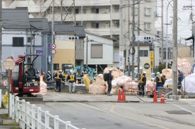 写真：埼玉県八潮市の県道が陥没しトラックが転落した事故現場＝３日午前９時７分