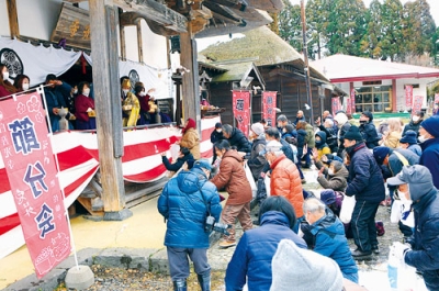 写真：有珠善光寺で行われた豆まき