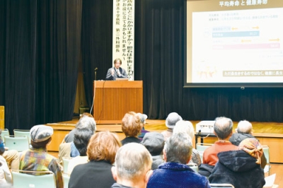 写真：市民らが心不全など身近な病気の症例や治療を聞いた市民健康講座