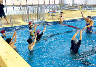 写真：上田さん（右）から指導を受ける子どもたち