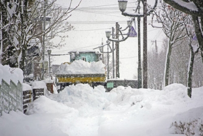 写真：釧路市で進む除雪作業。日本上空に強い寒気が流れ込み、道東を中心に大雪となった＝４日午前