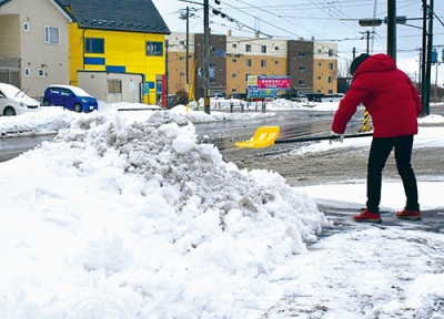 写真：雪かきする市民＝４日午前８時半ごろ、室蘭市八丁平