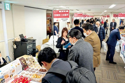 写真：試食やカタログ配布を通しむろらん推奨品をＰＲした商談会（提供写真）