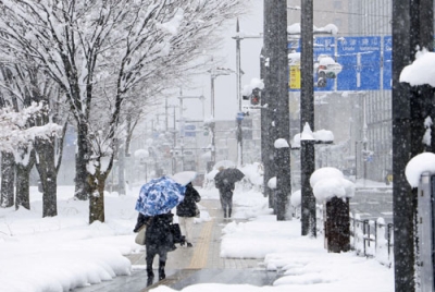 写真：断続的に雪が降り続く富山市内＝５日午後